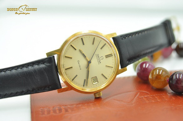 Mẫu đồng hồ cũ Omega Geneve cổ mặt tia vàng đúc 18k được nhiều người tìm mua bán đồng hồ cũ tại TPHCM.