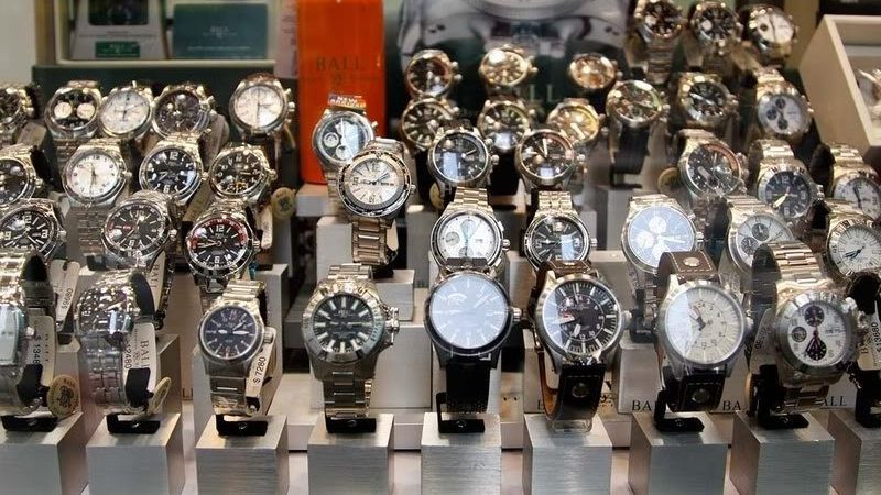 Gian hàng đồng hồ cũ tại chợ Hoàng Hoa Thám Hà Nội