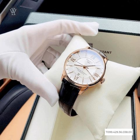 Người đàn ông đeo đồng hồ Tissot chính hãng TPHCM trong bối cảnh văn phòng