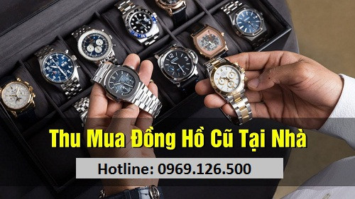 Người bán đồng hồ cũ đang kiểm tra sản phẩm tại Hải Phòng
