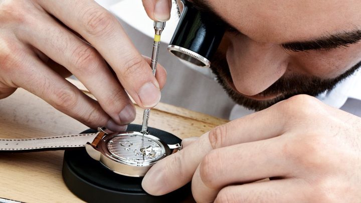 Dấu hiệu đồng hồ đeo tay sắp hết pin cần thay thế