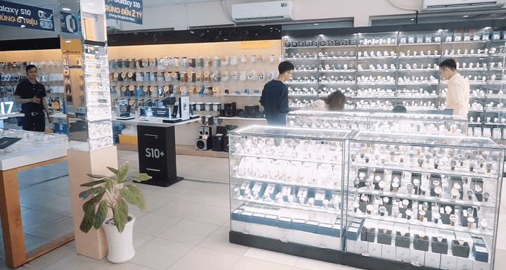 Thế Giới Di Động trưng bày các mẫu đồng hồ đa dạng, thể hiện sự gia nhập thị trường đồng hồ
