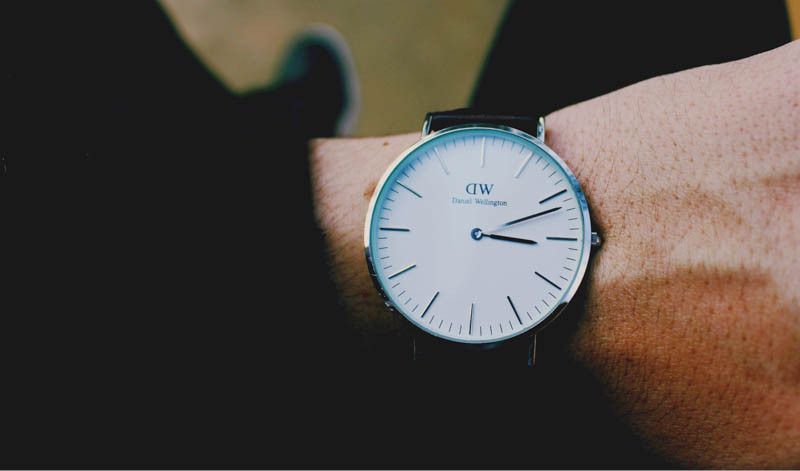 Đồng hồ Daniel Wellington thanh lịch, tối ưu cho cổ tay nam thon gọn.