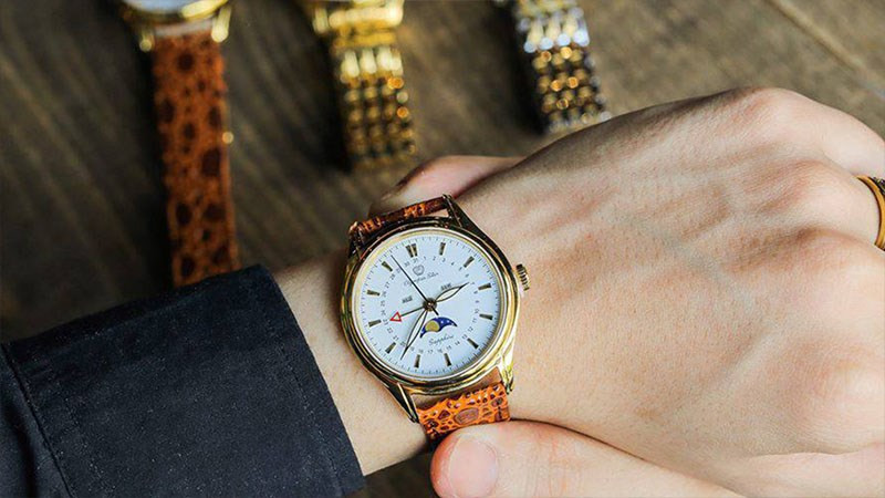 Đồng hồ thông minh với thiết kế mặt vuông và dây đeo thể thao năng động