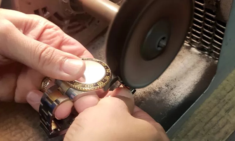 Quy trình đánh bóng vỏ và dây đồng hồ đeo tay giúp khôi phục vẻ ngoài sáng mới.