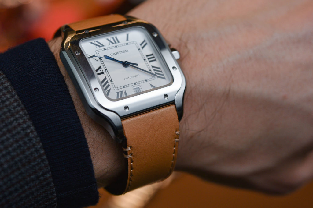 Cartier Santos với mặt số vuông độc đáo và phong cách Paris đẳng cấp, là một trong những chiếc đồng hồ đẹp nhất thế giới."