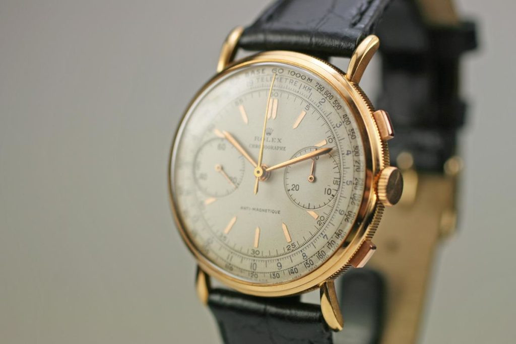 Mẫu đồng hồ cổ điển Rolex Antimagnetique với tông màu kem nhẹ nhàng, thể hiện vẻ đẹp của những chiếc đồng hồ đẹp nhất thế giới.