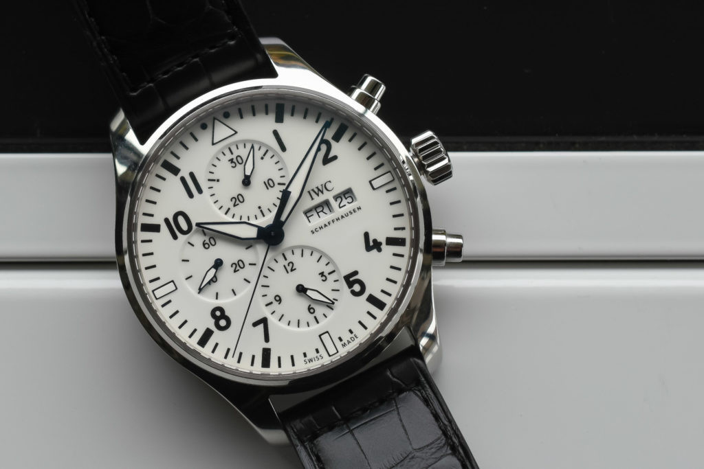 IWC Pilot’s Watch, mẫu đồng hồ phi công lịch sử với mặt số lớn và dễ đọc, là biểu tượng của sự mạnh mẽ trong danh mục đồng hồ đẹp nhất thế giới.