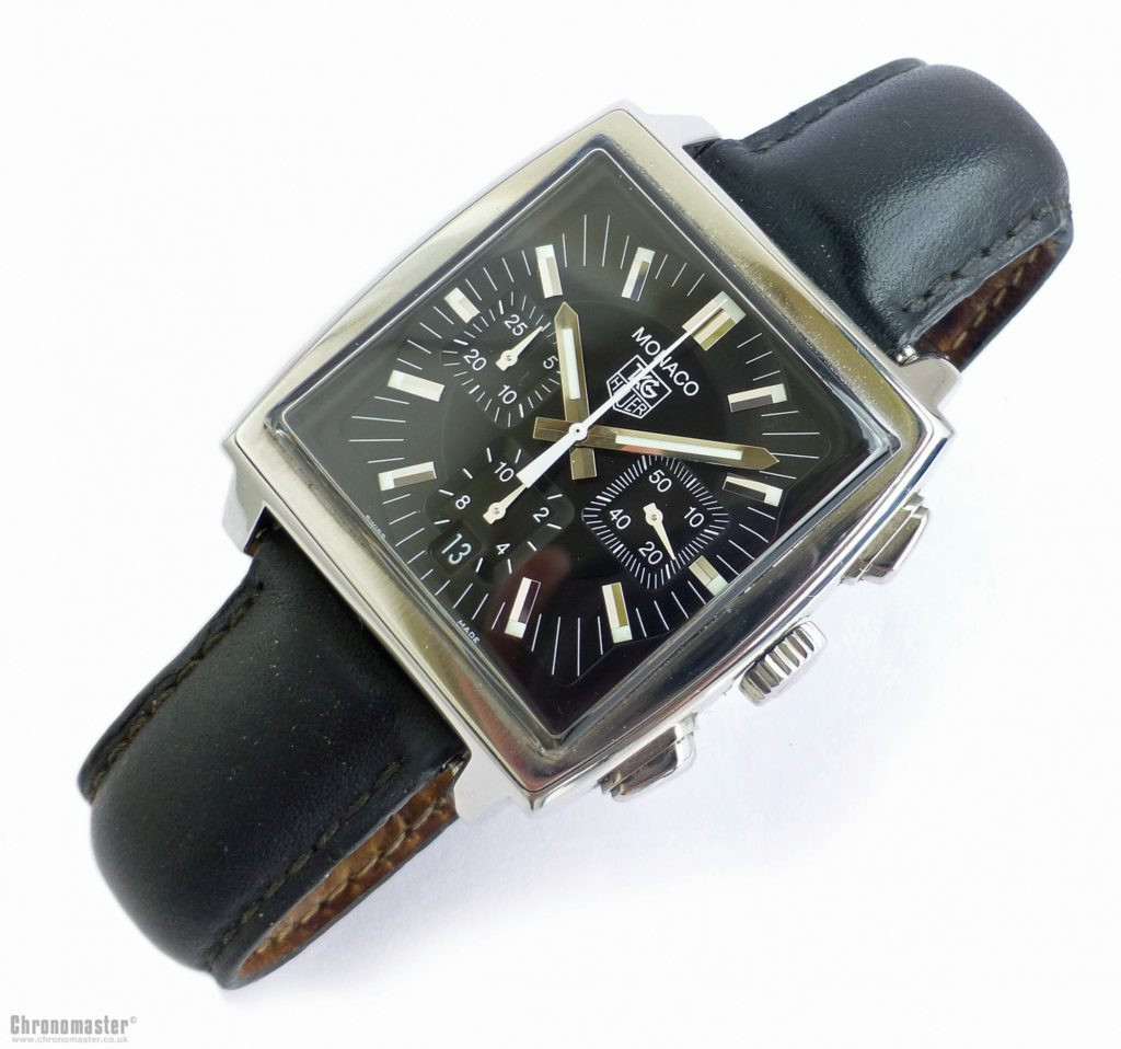 Tag Heuer Monaco với sự kết hợp vàng và đen, là chiếc đồng hồ mặt vuông chống nước đầu tiên, một thiết kế cổ điển trong thế giới đồng hồ đẹp nhất thế giới."