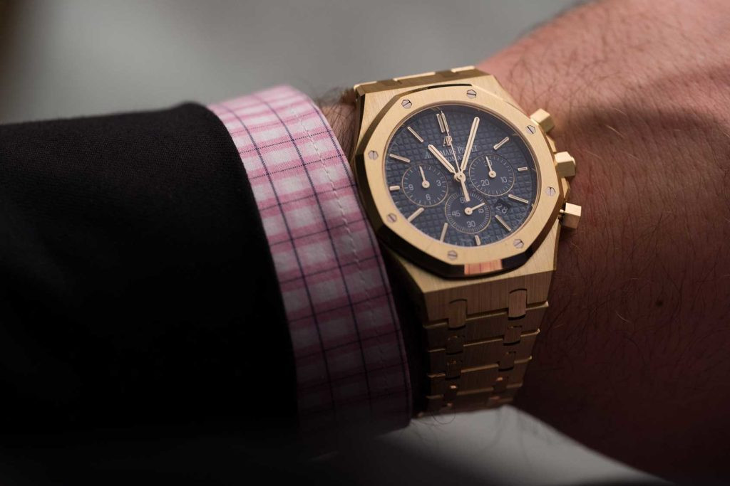 Audemars Piguet Royal Oak với mặt số bát giác và ốc vít lục giác, là một tác phẩm nghệ thuật trong giới đồng hồ đẹp nhất thế giới.
