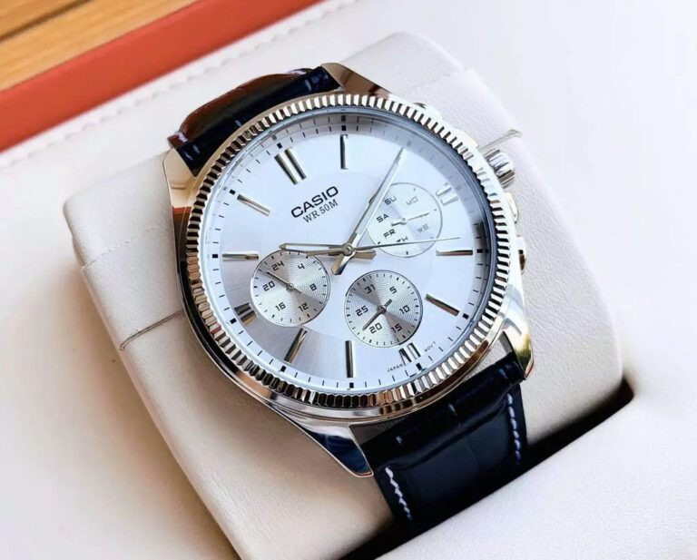 Casio MTP-1375L-7A, đồng hồ nam đẹp dưới 2 triệu với mặt bạc và dây da cá tính