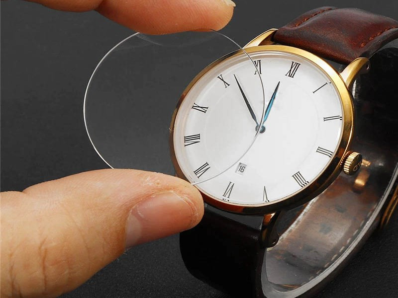 Kính Mica là một dạng nhựa tổng hợp trong suốt, phổ biến ở đồng hồ giá rẻ khi tìm hiểu về đồng hồ đeo tay