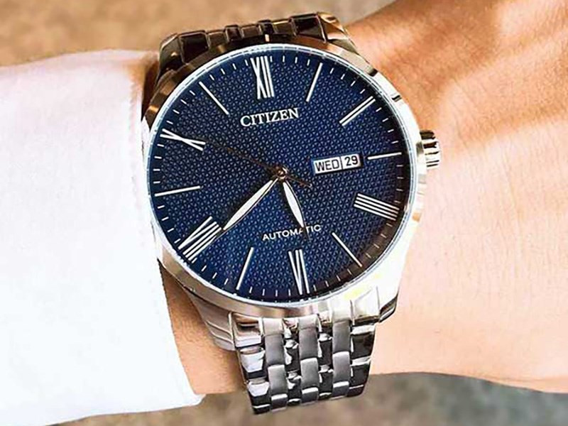 Đồng hồ tích hợp công nghệ Eco-Drive tự động chuyển hóa năng lượng mà không cần dùng pin, giúp tối ưu trải nghiệm khi tìm hiểu về đồng hồ đeo tay