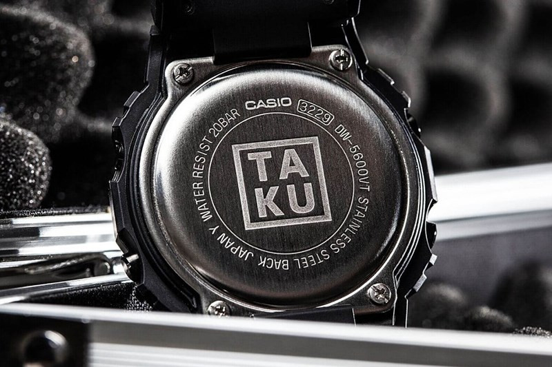 Đáy đồng hồ thường được làm bằng thép không gỉ hoặc hợp kim Titanium, một đặc điểm quan trọng khi tìm hiểu về đồng hồ đeo tay