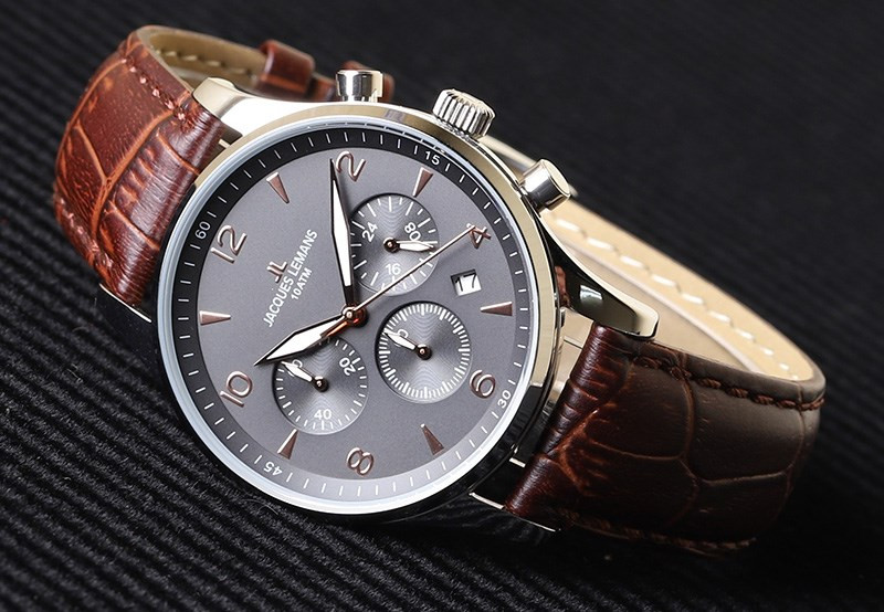 Bộ máy Quartz có độ sai số thấp và được nhiều người lựa chọn khi tìm hiểu về đồng hồ đeo tay