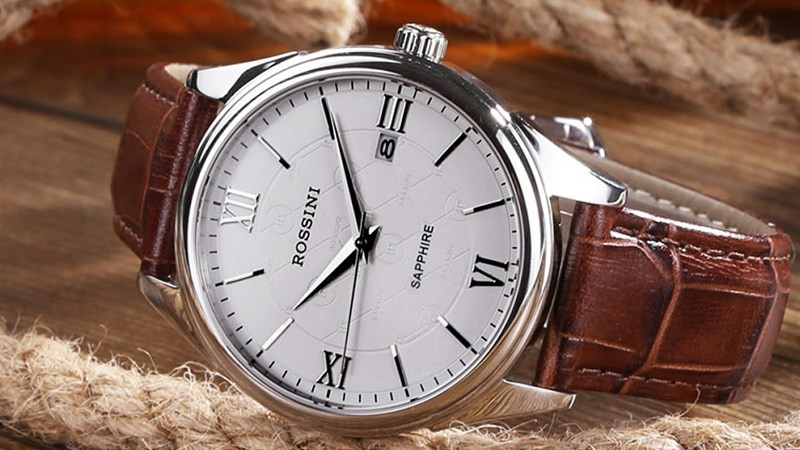 Kính sapphire là loại kính chống trầy xước lên đến 90%, một đặc điểm cao cấp khi tìm hiểu về đồng hồ đeo tay