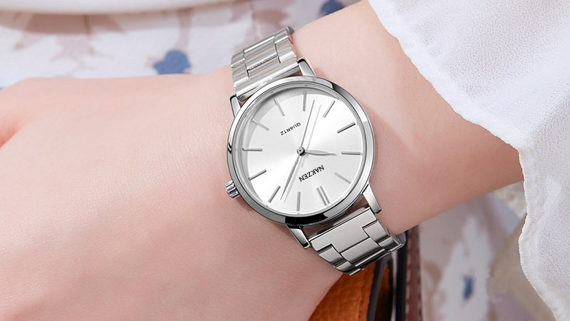 Kính khoáng có độ cứng và độ bền cao, giúp bảo vệ tốt máy bên trong, một lựa chọn phổ biến khi tìm hiểu về đồng hồ đeo tay