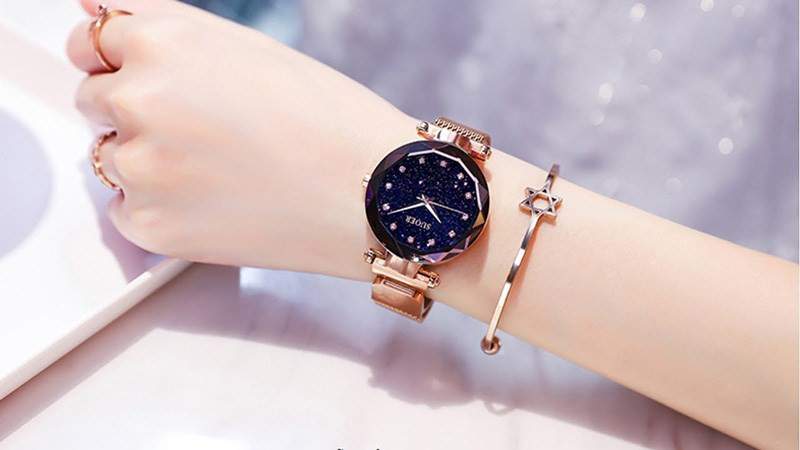 Mẫu mã nhỏ, mảnh giúp tôn lên sự nữ tính, một lựa chọn phổ biến khi tìm hiểu về đồng hồ đeo tay nữ