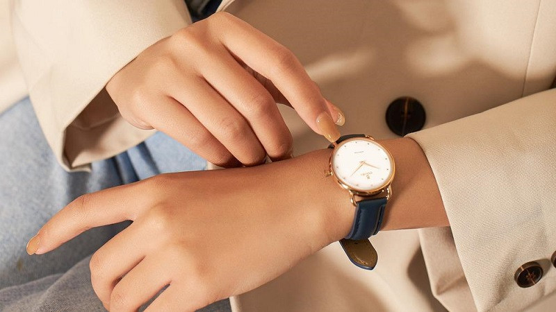 Hình ảnh nữ đeo đồng hồ phong cách casual, cho thấy cách chọn đồng hồ phù hợp với trang phục và cá tính