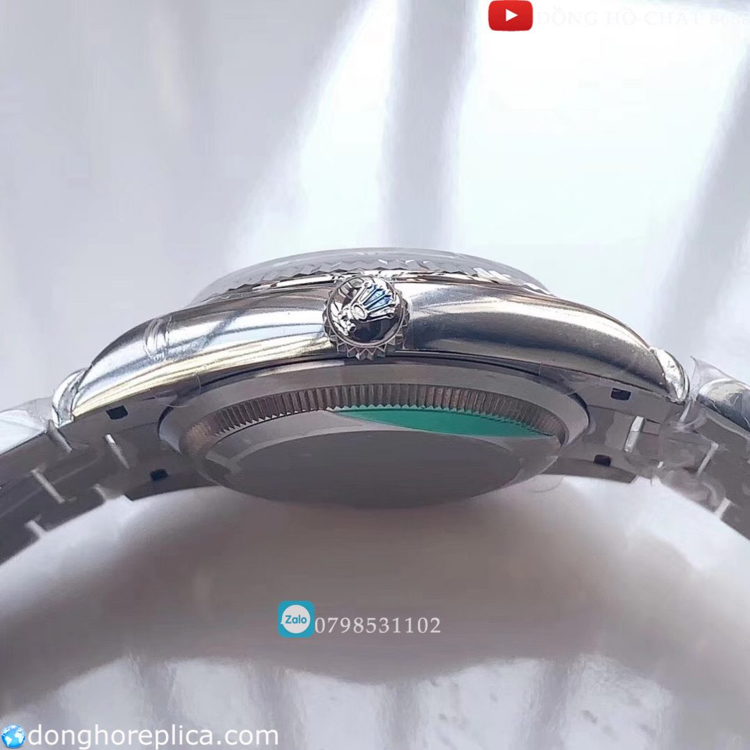 Cận cảnh núm chỉnh giờ Twinlock của đồng hồ Rolex Day-Date, ảnh hưởng đến giá trị