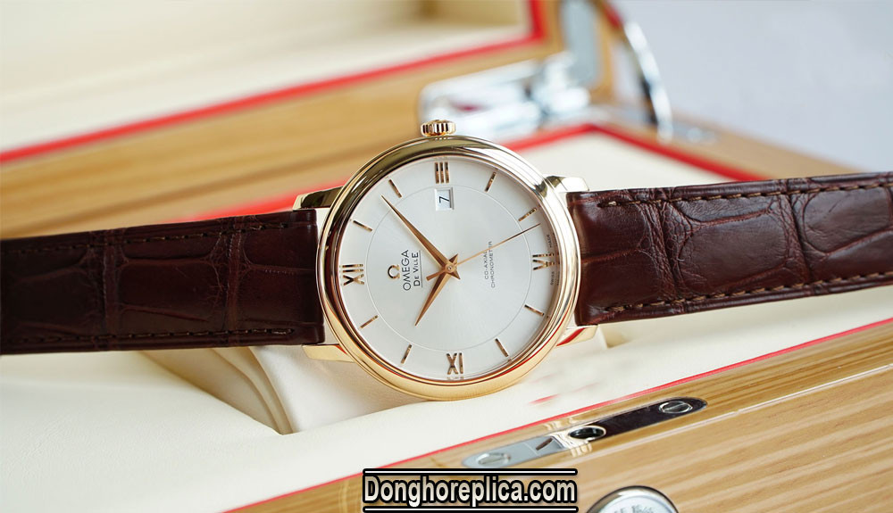 Chi tiết chất liệu vàng hồng và dây da cá sấu của đồng hồ Omega Deville 88168178 Swiss 3105G