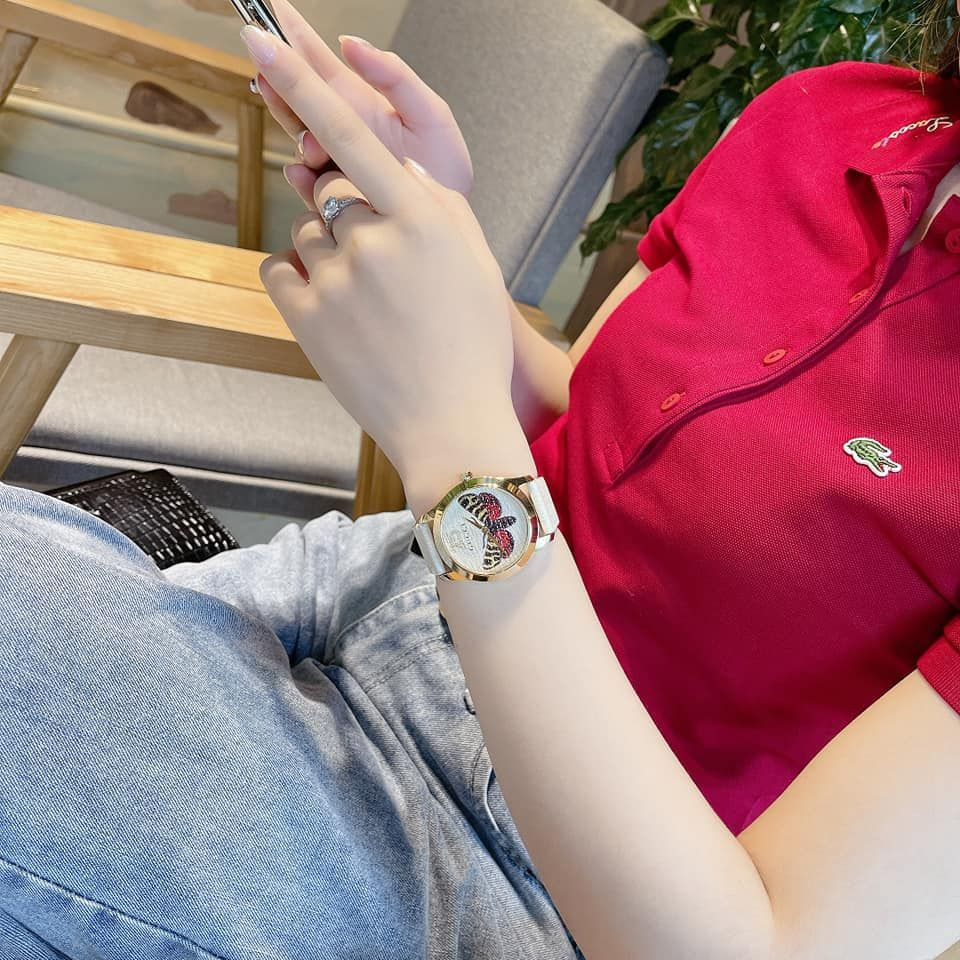 Dây da màu be tinh tế và mặt số bướm của đồng hồ đeo tay nữ Gucci YA1264062