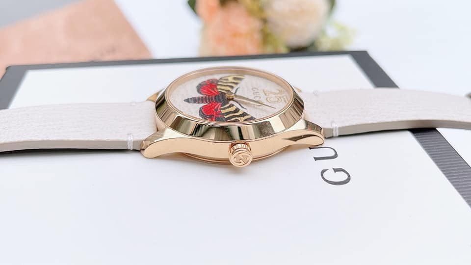 Chi tiết mặt số bướm 3D và các chi tiết vàng của đồng hồ đeo tay nữ Gucci