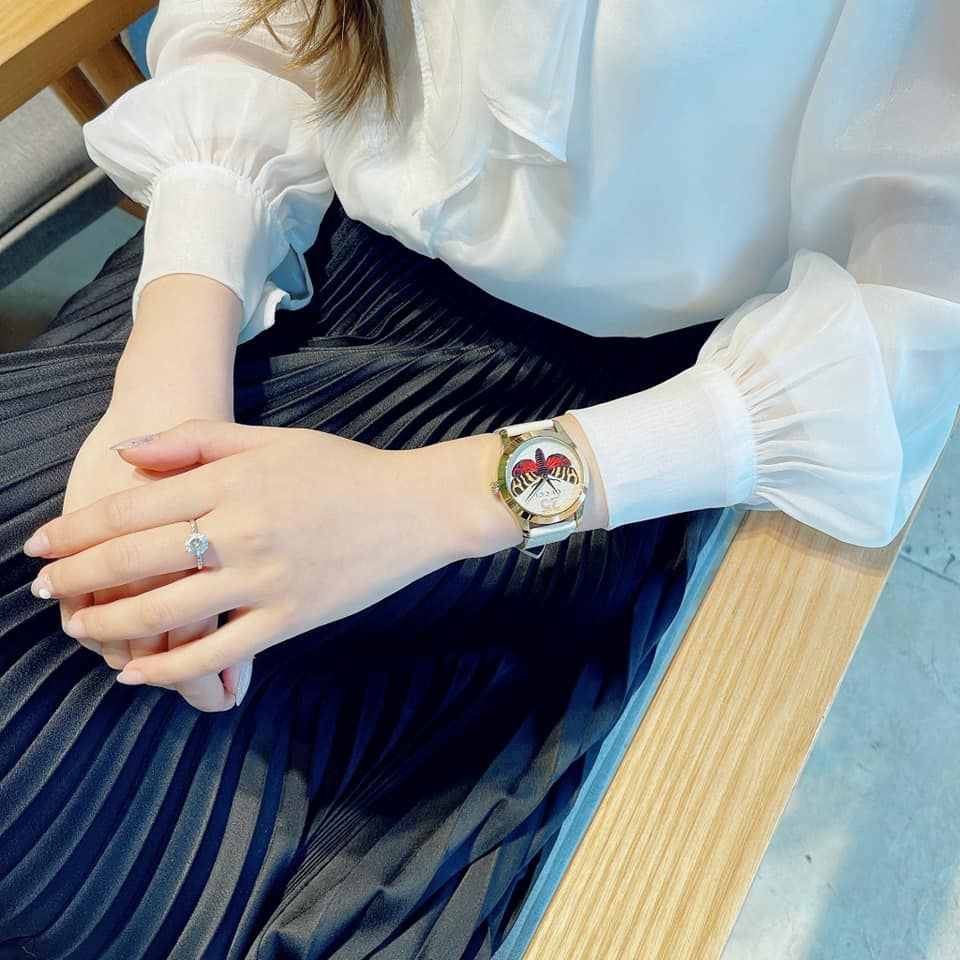 Mặt số và chi tiết dây đeo của đồng hồ đeo tay nữ Gucci G-Timeless Butterfly