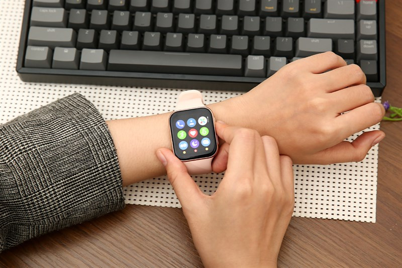 Người dùng đeo đồng hồ đo nhịp tim Oppo Watch, thể hiện phong cách trẻ trung