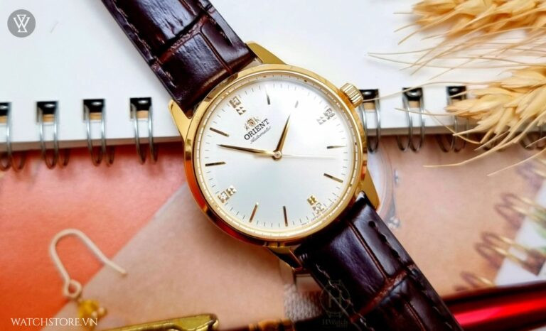 Đồng hồ Orient nữ RA-NB0104S10B mặt trắng, dây da, với thiết kế lộ đáy độc đáo, minh họa một mẫu đồng hồ cơ Orient phổ biến.
