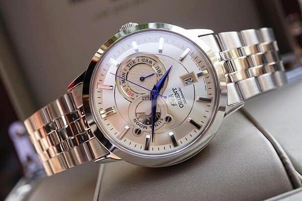 Orient Sun and Moon Version 1 thiết kế cổ điển với kim Dauphine và mặt số phụ hiển thị ngày đêm