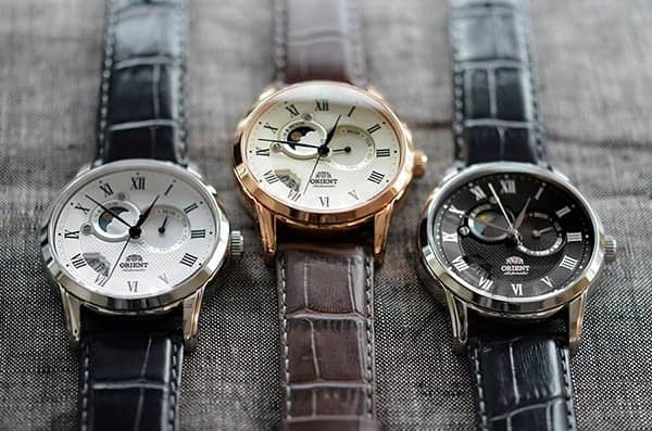 Đồng hồ Orient Sun and Moon Version 2 với mặt số guilloche tinh xảo và cọc số Ả Rập hiện đại