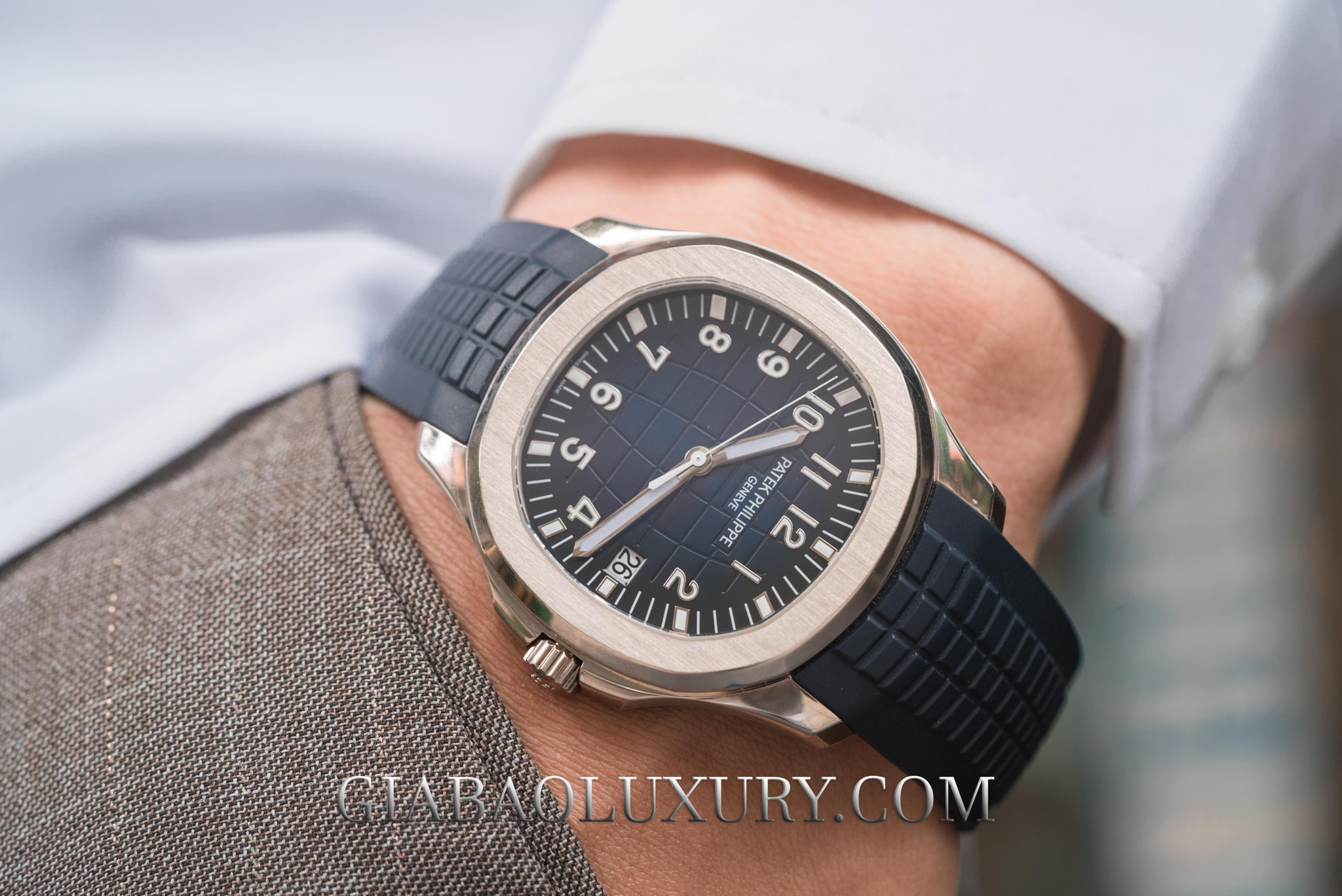 Đồng hồ Patek Philippe Aquanaut Ref. 5167A-001 với mặt số họa tiết quả địa cầu