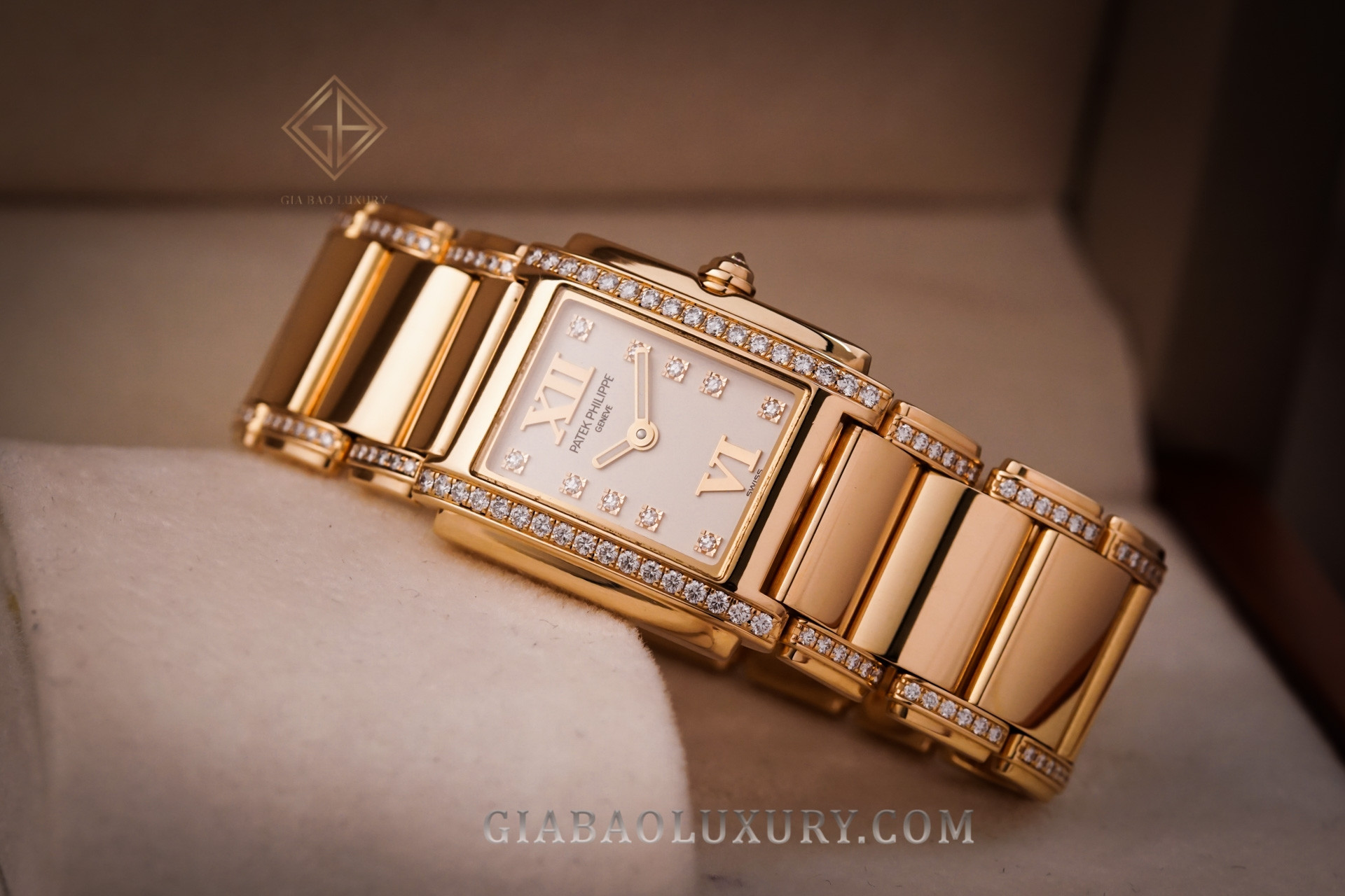 Đồng hồ Patek Philippe Aquanaut Luce dành cho nữ Ref. 5067A-011