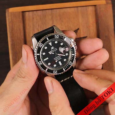 Đồng hồ nam cũ Pegasus với viền bezel xước và mặt kính trầy nhẹ