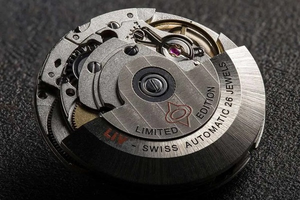 Đồng hồ cơ Automatic với bộ máy phức tạp
