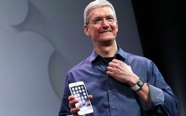 Tim Cook, CEO Apple, với chiếc Apple Watch, biểu tượng đồng hồ của các tỷ phú công nghệ