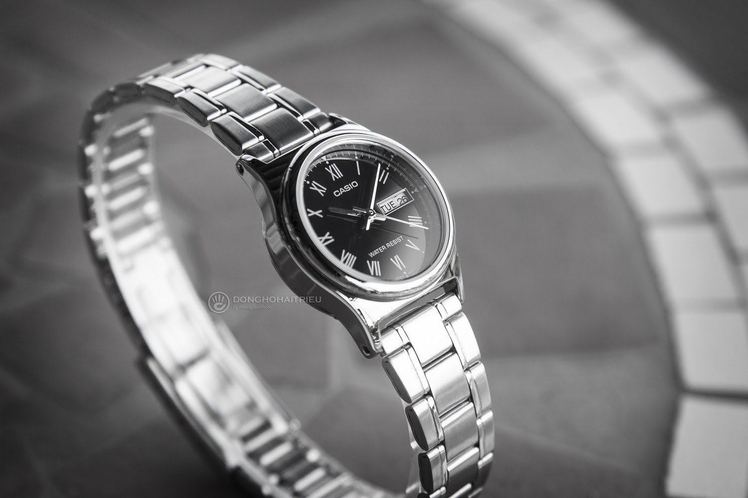 Mẫu đồng hồ nữ Casio LTP-V006D-1BUDF dây kim loại màu bạc, thể hiện chất lượng và sự tinh tế của đồng hồ Nhật Bản.