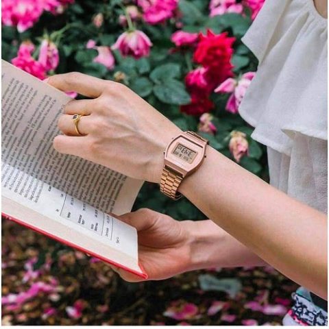 Đồng Hồ Casio Màu Vàng Hồng: Biểu Tượng Thời Trang Retro Hiện Đại Không Thể Bỏ Qua