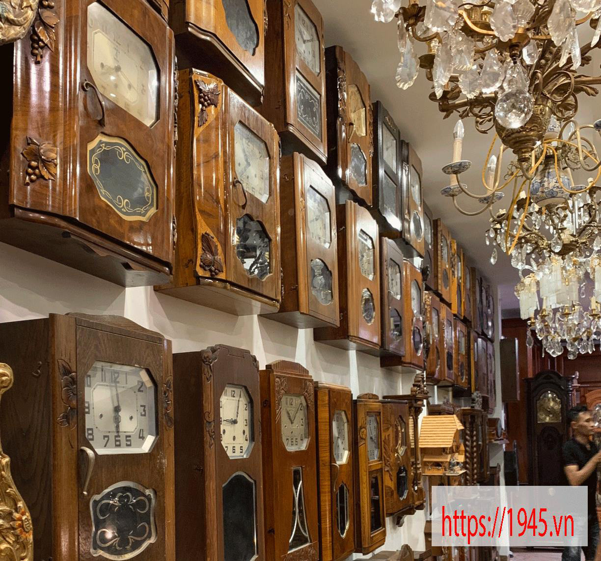 Không gian trưng bày của một bộ sưu tập đồng hồ cổ phong phú tại 1945.vn.