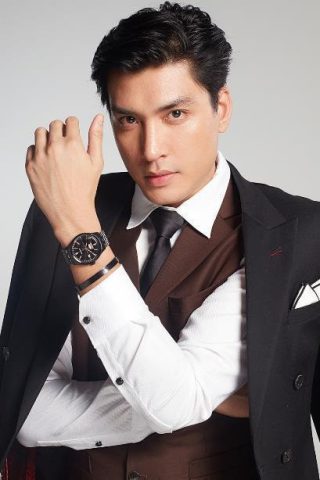 Người đàn ông lịch lãm đeo đồng hồ thể hiện phong cách, phù hợp xu hướng đồng hồ nam 2020.