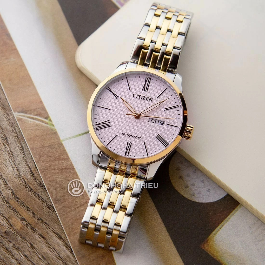 Đồng hồ Citizen nam màu vàng đẹp NH8354-58A với mặt số trắng và dây demi vàng bạc.