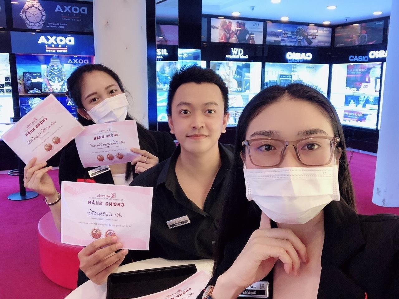 Nhân viên Công ty Đồng Hồ Hải Triều đang tham gia hoạt động đào tạo, thể hiện môi trường làm việc chuyên nghiệp.