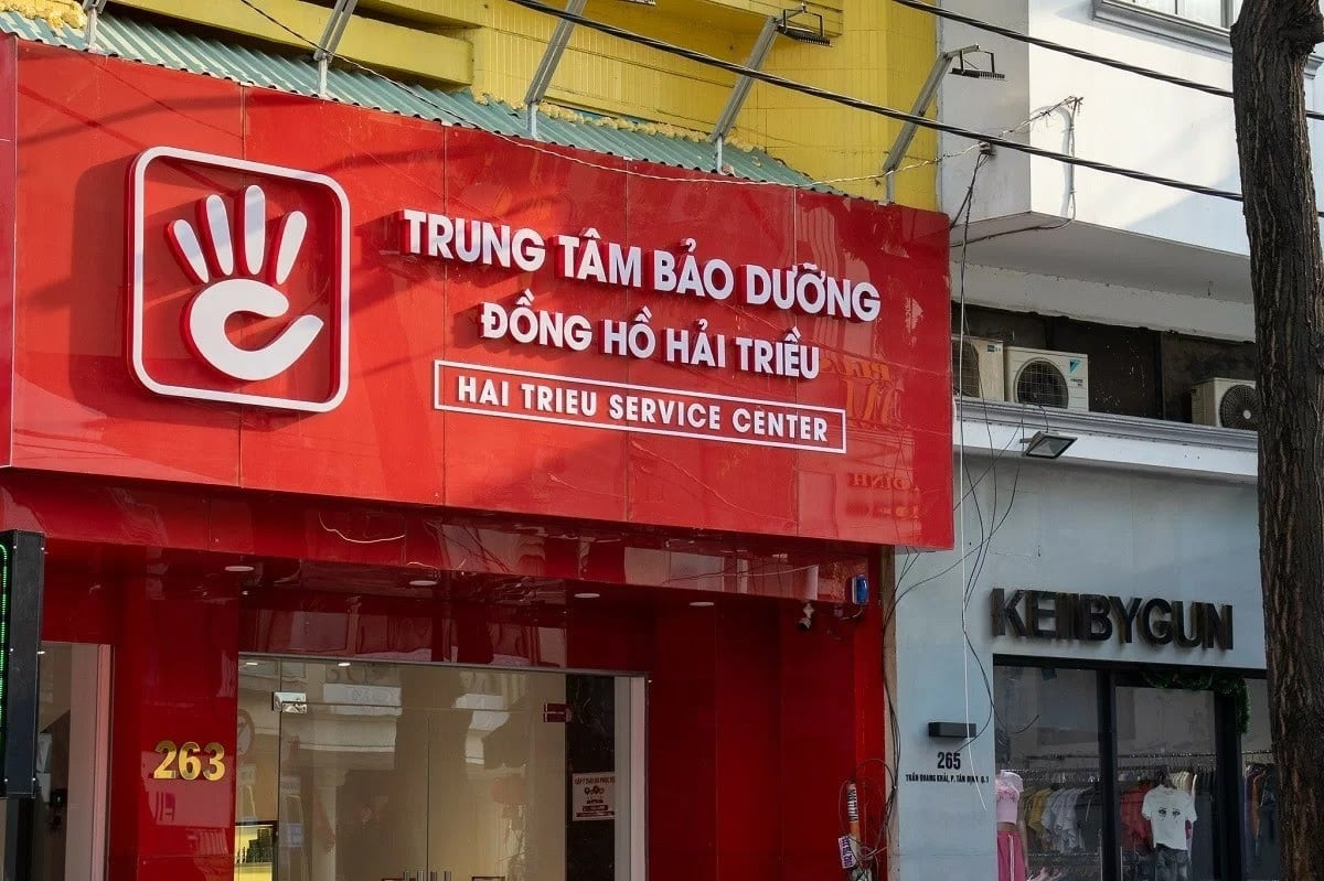 Hình ảnh phòng bảo hành đồng hồ theo tiêu chuẩn Thụy Sĩ của Công ty Đồng Hồ Hải Triều, trang bị máy móc hiện đại.
