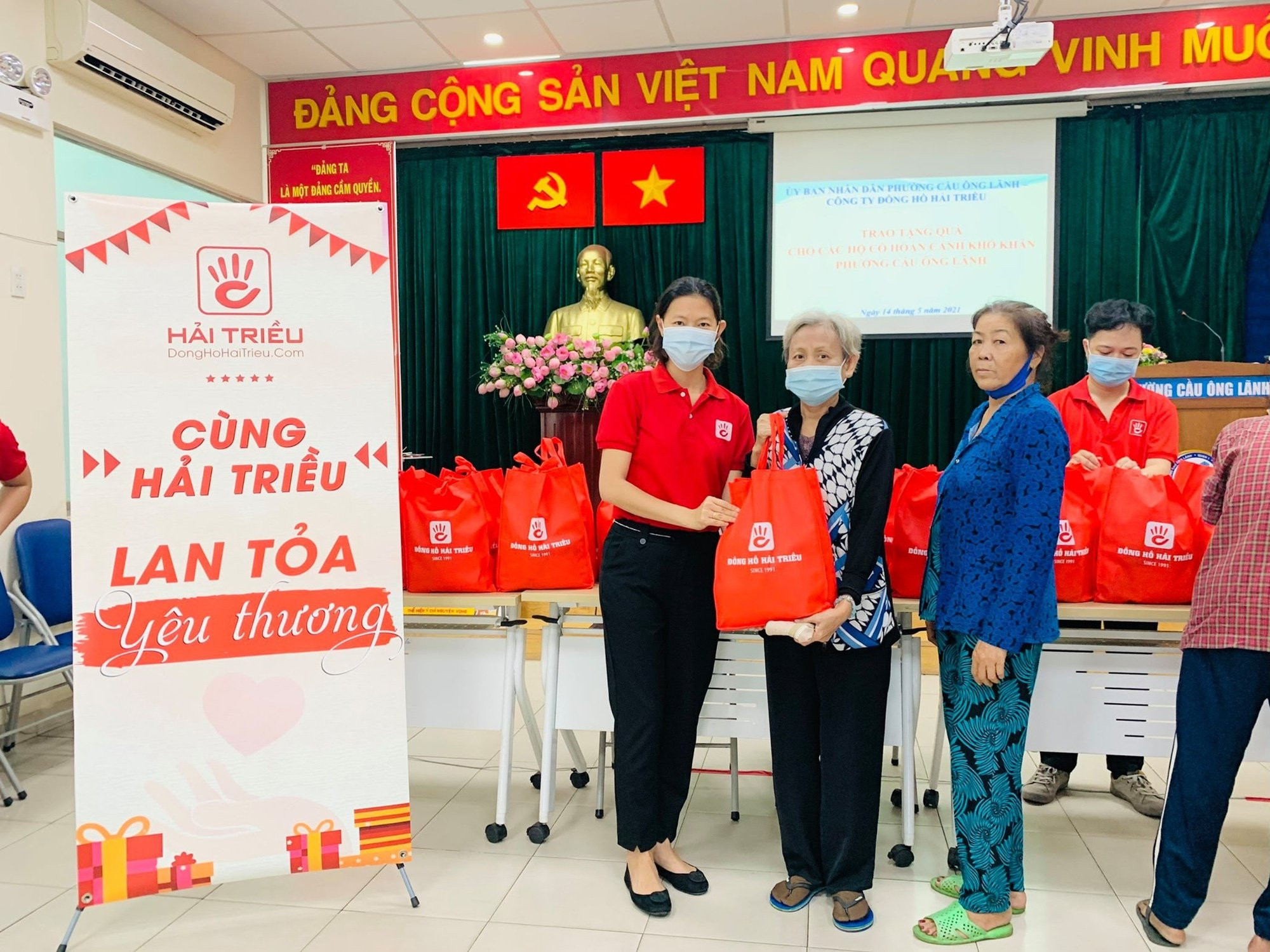 Hoạt động từ thiện của Công ty Đồng Hồ Hải Triều, thể hiện trách nhiệm xã hội và sự gắn kết cộng đồng.