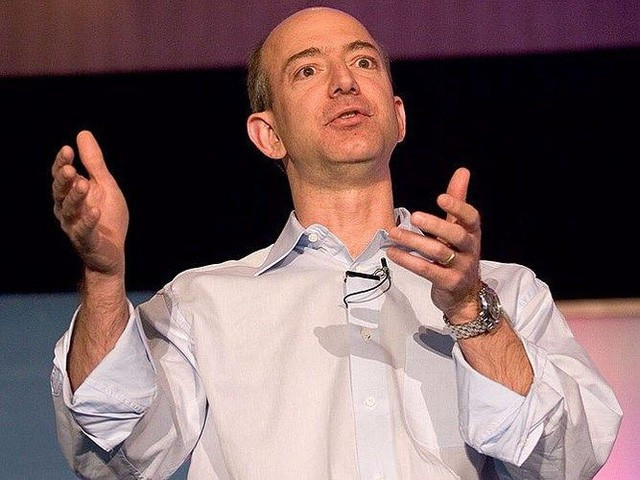 Jeff Bezos, CEO Amazon, người sở hữu chiếc đồng hồ Ulysse Nardin, một trong những đồng hồ của các tỷ phú có giá khiêm tốn