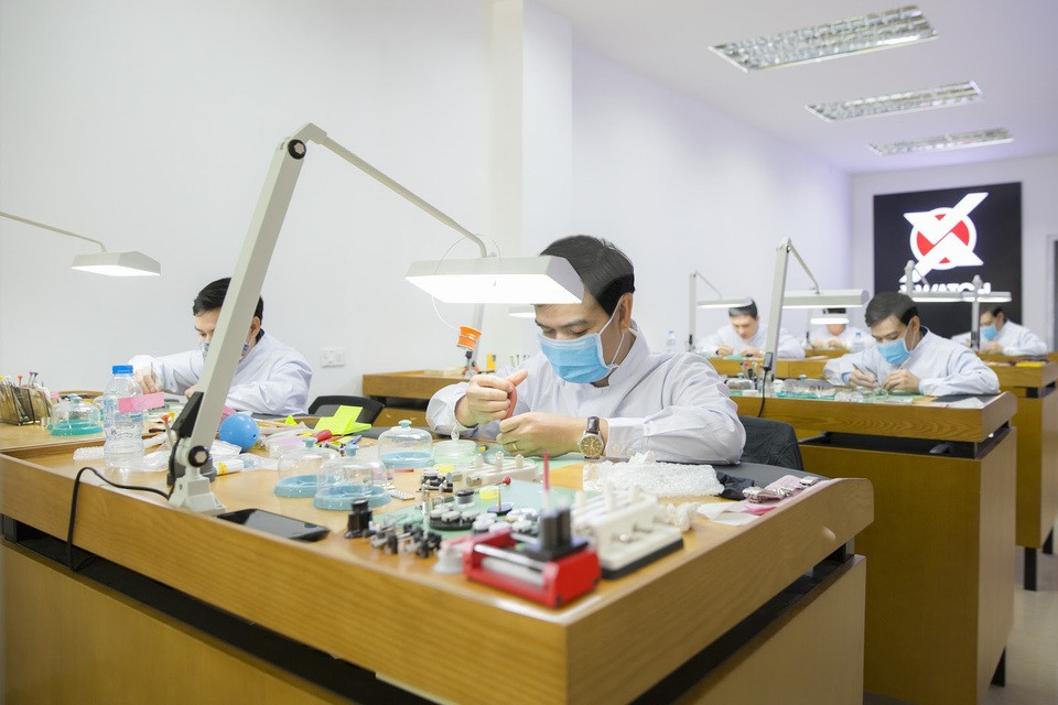 Đội ngũ kỹ thuật viên chuyên nghiệp tại trung tâm bảo hành Xwatch