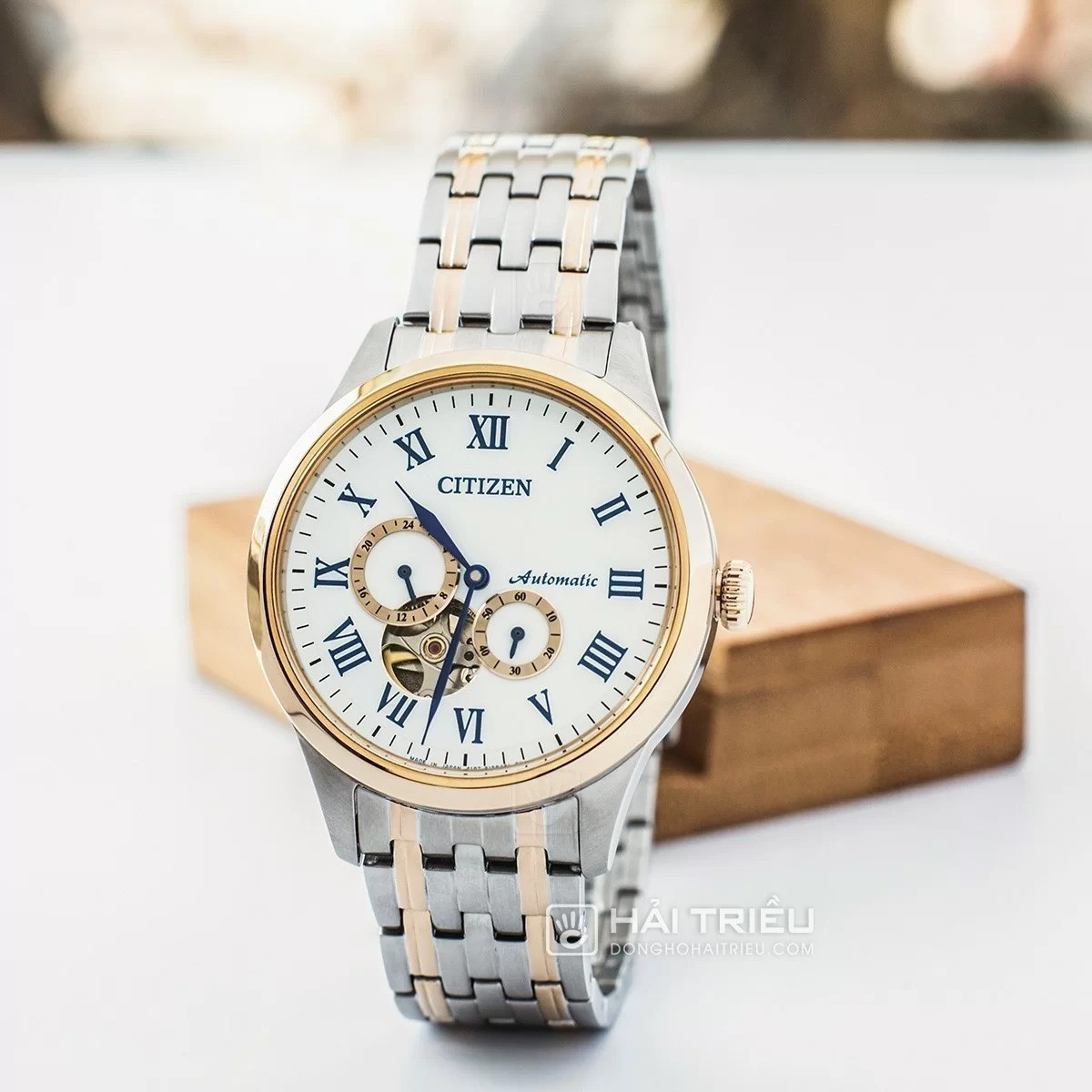 Mẫu đồng hồ nam màu vàng đẹp Citizen NP1026-86A với thiết kế lộ cơ Open Heart độc đáo.