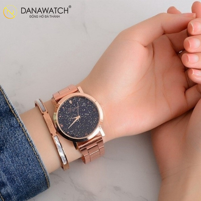 Vị trí đeo đồng hồ trên cổ tay của phụ nữ, giúp tối ưu trải nghiệm và bảo vệ đồng hồ.