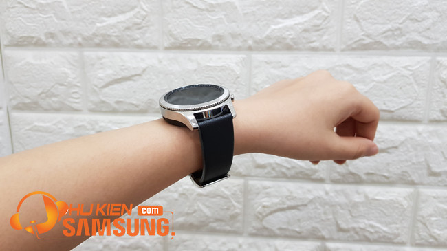 Đồng hồ Samsung Gear S3 Classic đang được sạc trên đế sạc không dây